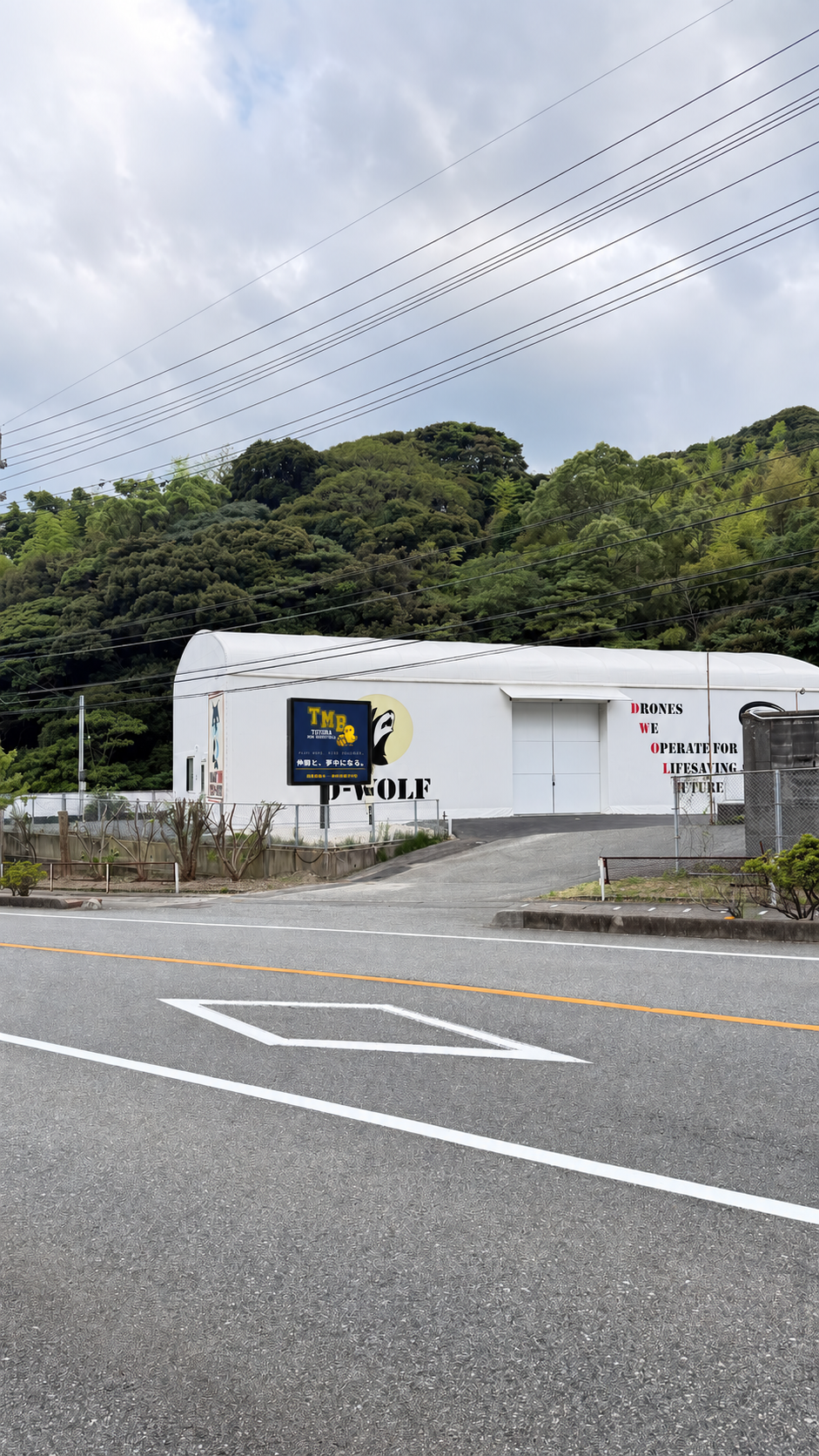 道路から見やすい向きに調整したディスプレイで、豊浦ミニバスの正方形動画を放映している合成イメージ
